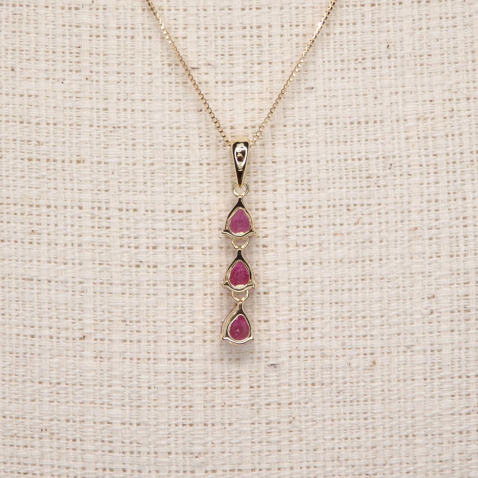 ルビー ペンダントTOP Z5420 0.94ct ゴールドK18 ペアシェイプ 3連 スリーストーン FORTGASGNV_COM_BR