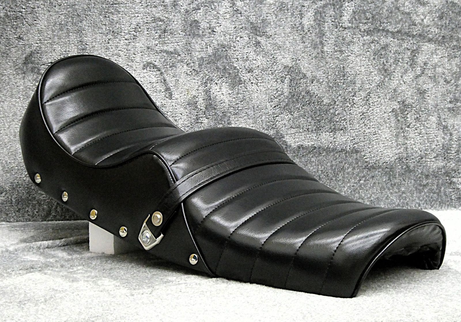 旧CB400F 鉄ベース 鋲打ち 黒皮 タックロールシート チョビ三CB400four ヨンフォア あんこ抜き 3段 ローダウン へっぽこ社長 三段シート BRIGHTFACE_UK