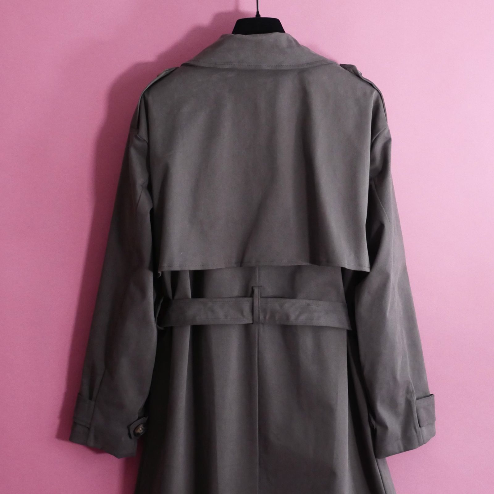 エレガントな大人女性のトレンチコート