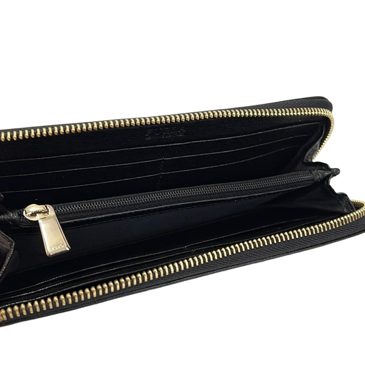 お値下げ！新品未使用 FURLA ブラック L字ファスナー長財布 FURLA 長財布 L字 中古】FURLA(フルラ) 長財布 型押し加工 ボルドー