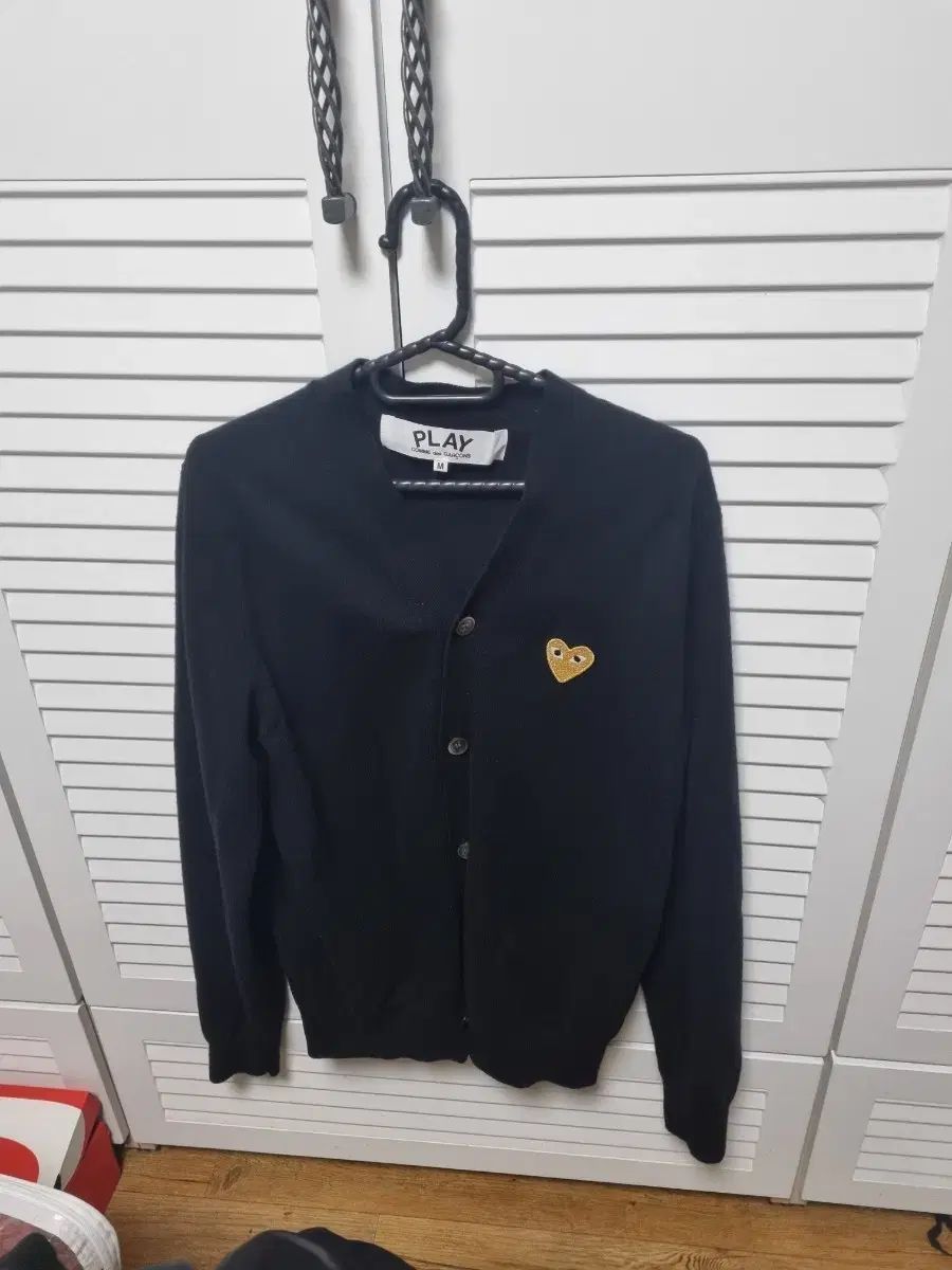 COMME des GARCONS カーディガン ユニセックス Vネック 黒×白 金パッチ Mサイズ