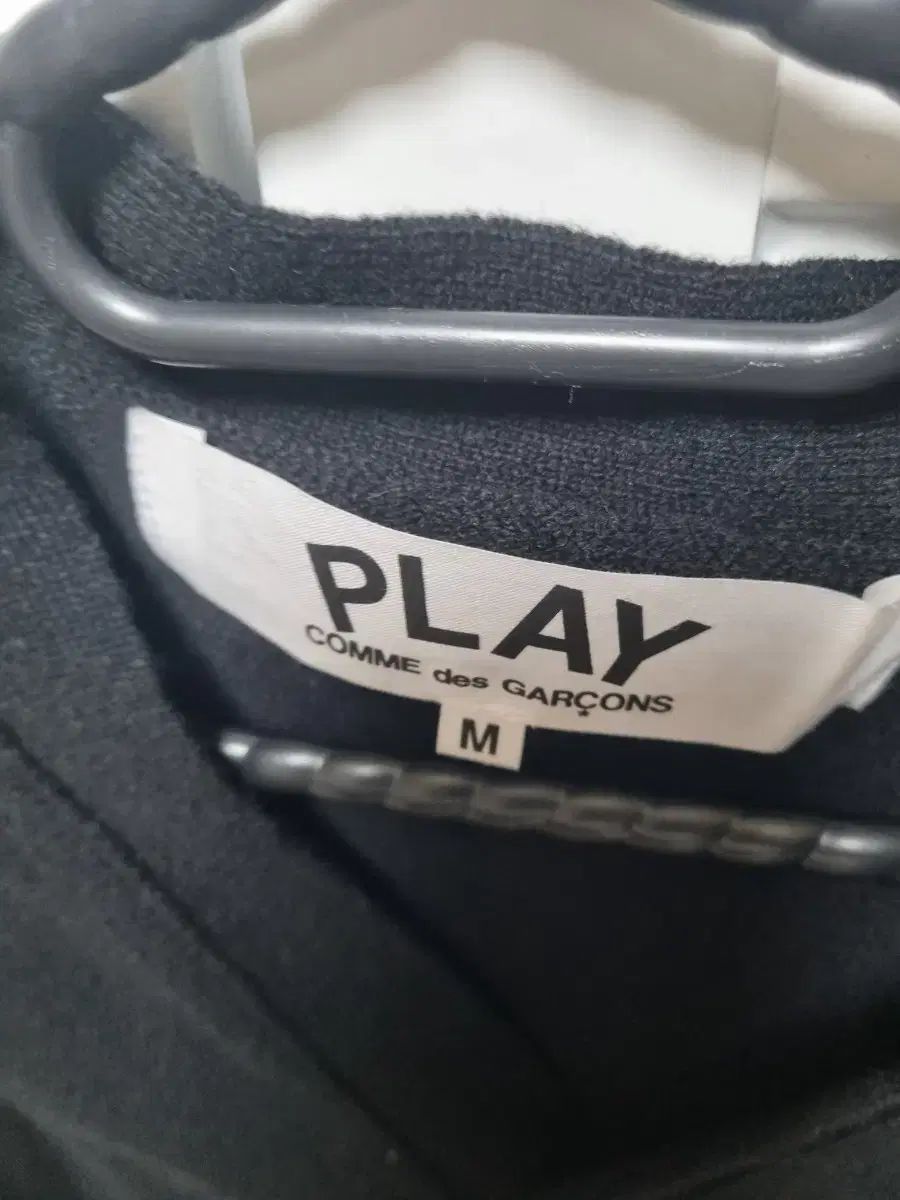  COMME des GARCONS カーディガン ユニセックス Vネック 黒×白 金パッチ Mサイズ 長袖 カーディガン ボレロ アンサンブル