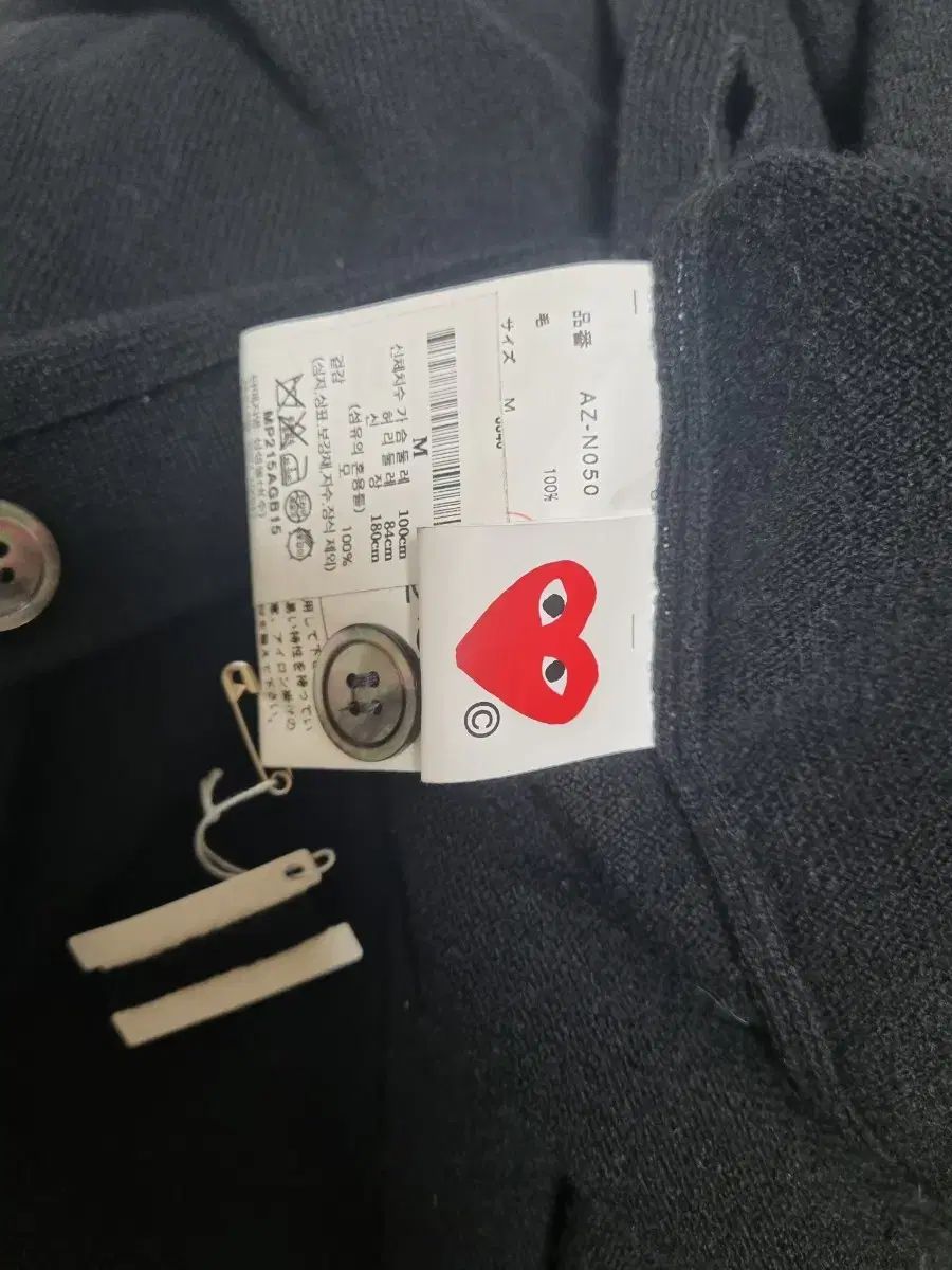 COMME des GARCONS カーディガン ユニセックス Vネック 黒×白 金パッチ Mサイズ