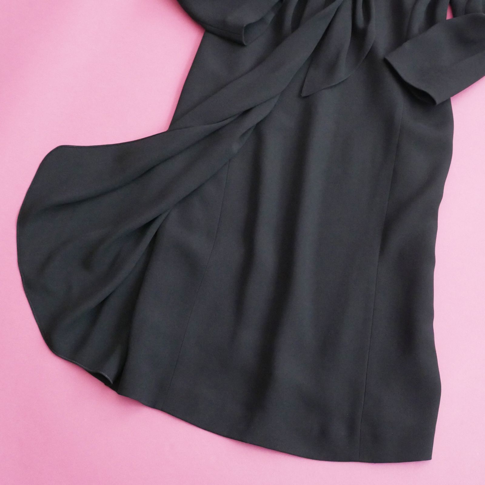 年末年始に最適 エレガントなブラックワンピース