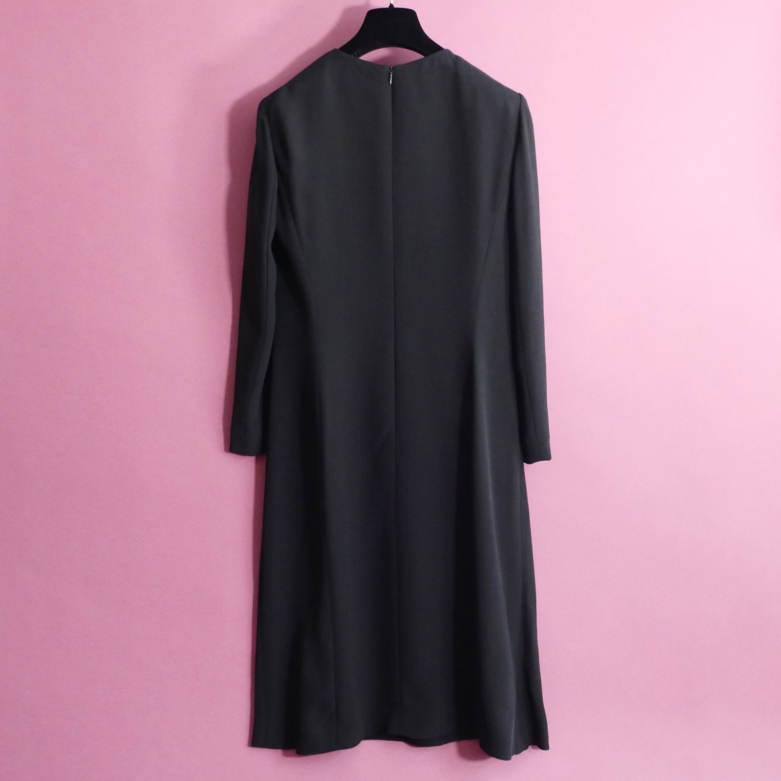 年末年始に最適 エレガントなブラックワンピース