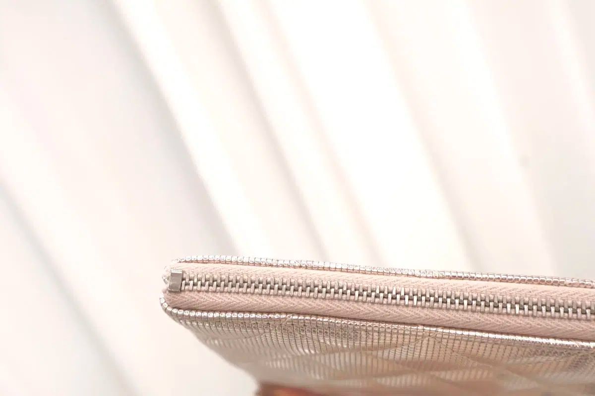 シャネル Classic メタリック New ミディアム キャビア クラッチバッグ DECORATOM_COM_BR