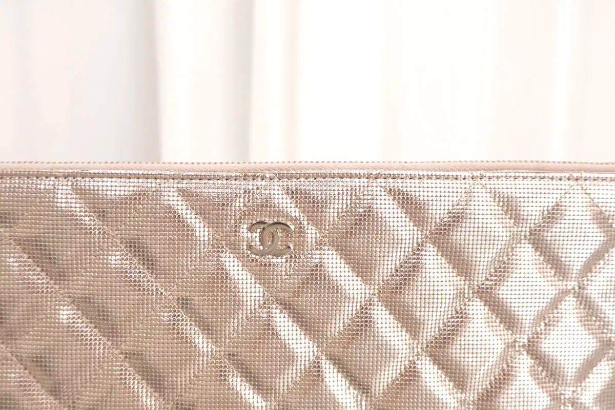 シャネル Classic メタリック New ミディアム キャビア クラッチバッグ