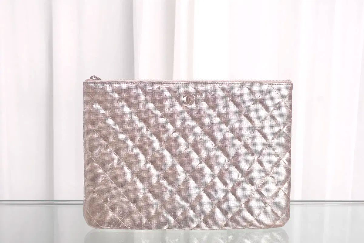 シャネル Classic メタリック ミディアム キャビア クラッチバッグ