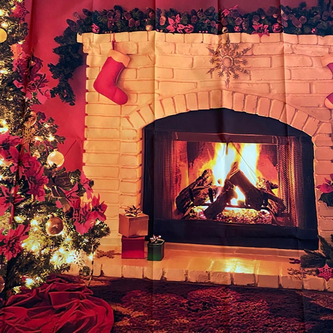クリスマス ツリー 暖炉 暖炉の前のプレゼントとクリスマスツリー