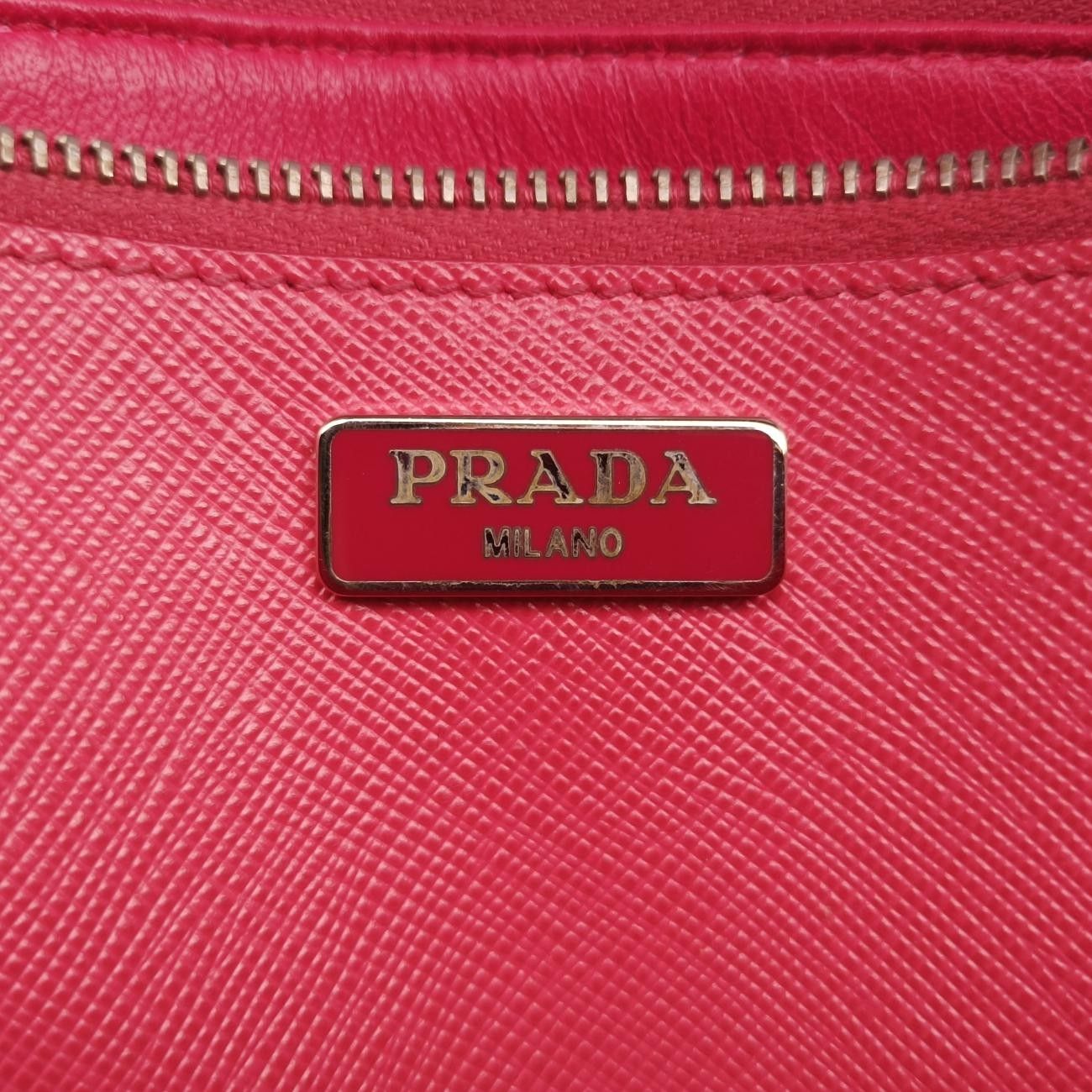 プラダPradaターンロック