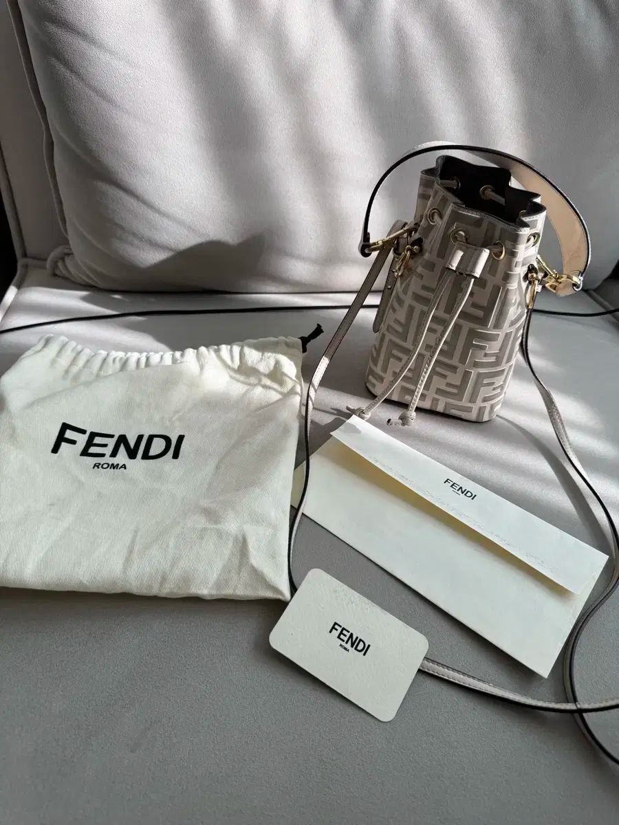 FENDI フェンディ モントレゾール バケットバッグ