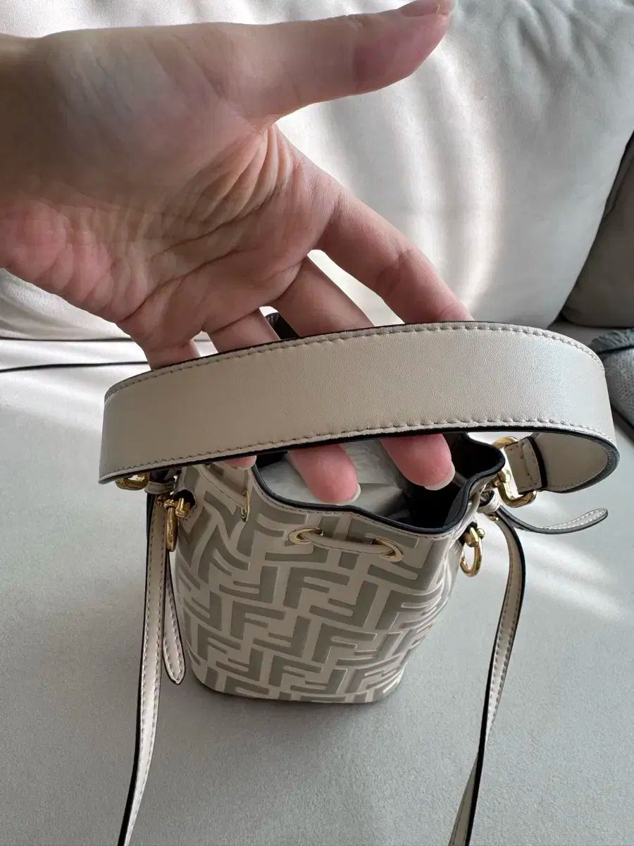 モントレゾール バケットバッグ