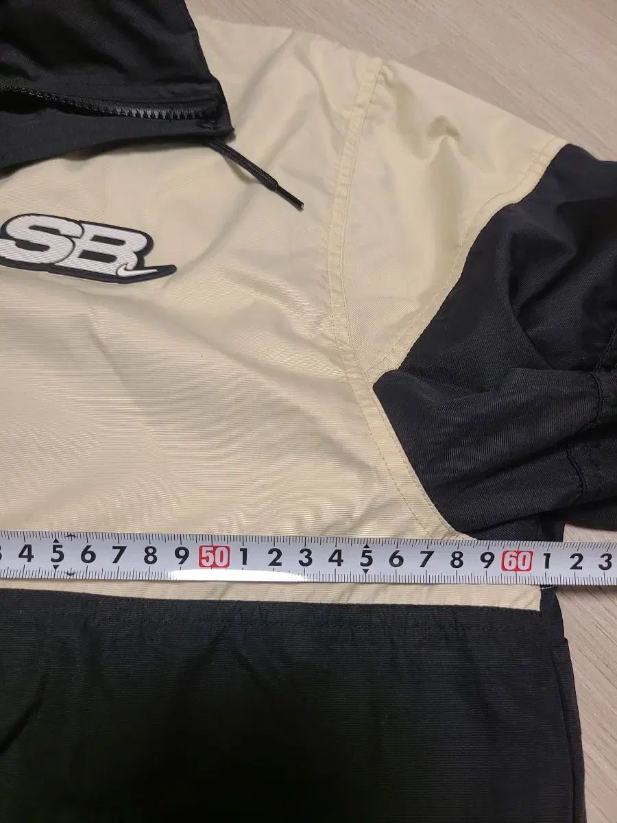 ウィンドブレーカー ジップアップ