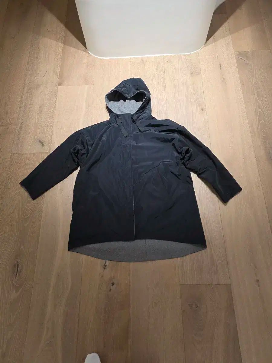 DKNY ブラック グレー の リバーシブル フード ジャケット です