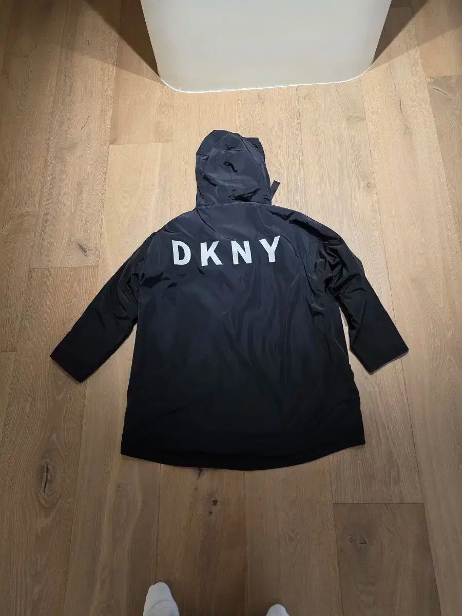 DKNY ブラック グレー の リバーシブル フード ジャケット です