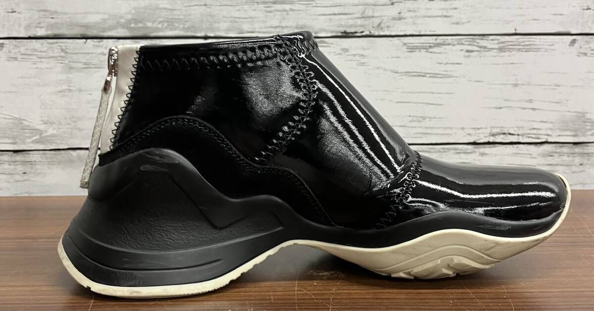 FENDI エナメルスニーカー