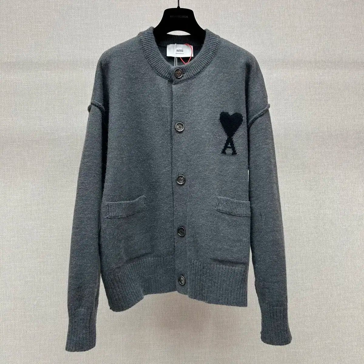 アミ ユニセックス カジュアル ロゴ グレー ニット カーディガン