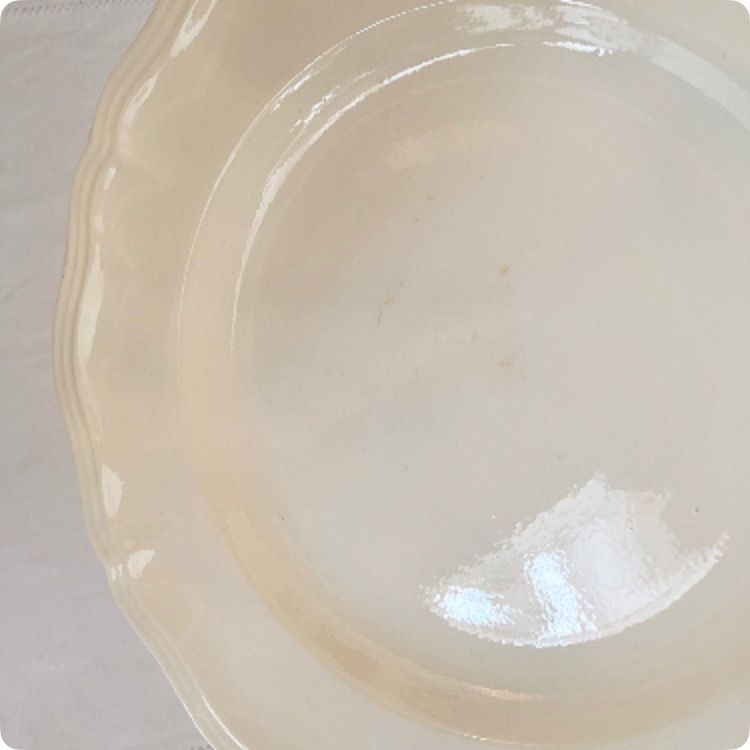 フランス直輸入 温かみのある優しいアイボリー が特徴 サルグミンヌ 花リム 皿 ➂