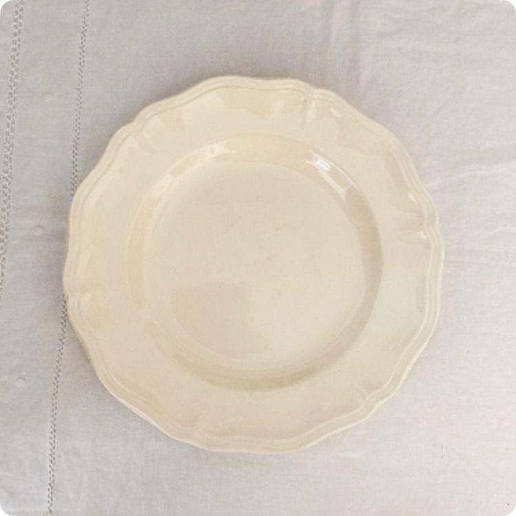 フランス直輸入 温かみのある優しいアイボリー が特徴 サルグミンヌ 花リム 皿 ➂