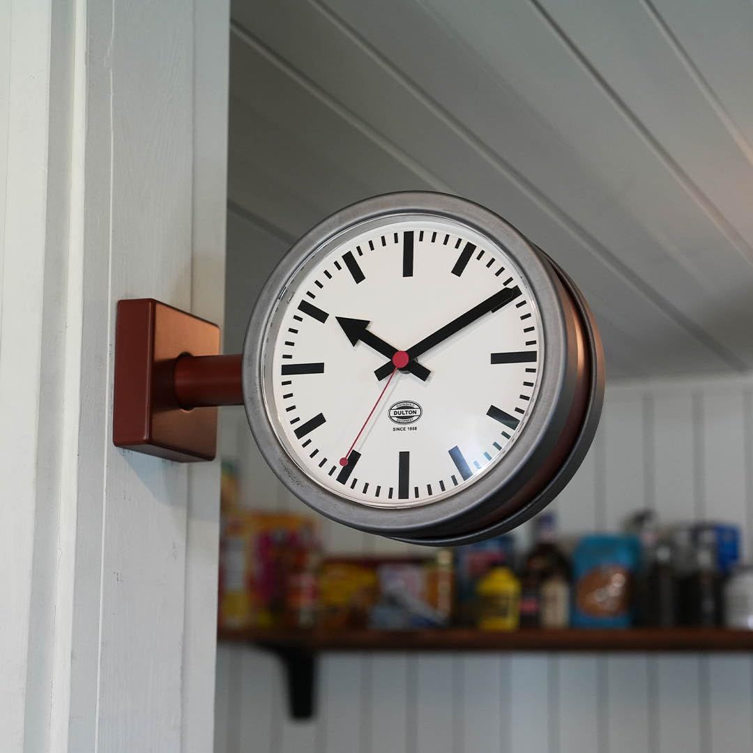 ダルトン Dulton ダブル フェイス クロック 170D2 マットブリック×ロウ 大胆な2トーン の両面掛け時計 小ぶり 壁掛け アナログ 高さ20.5cm 幅28.5cm 奥行9cm YR-0643MBC