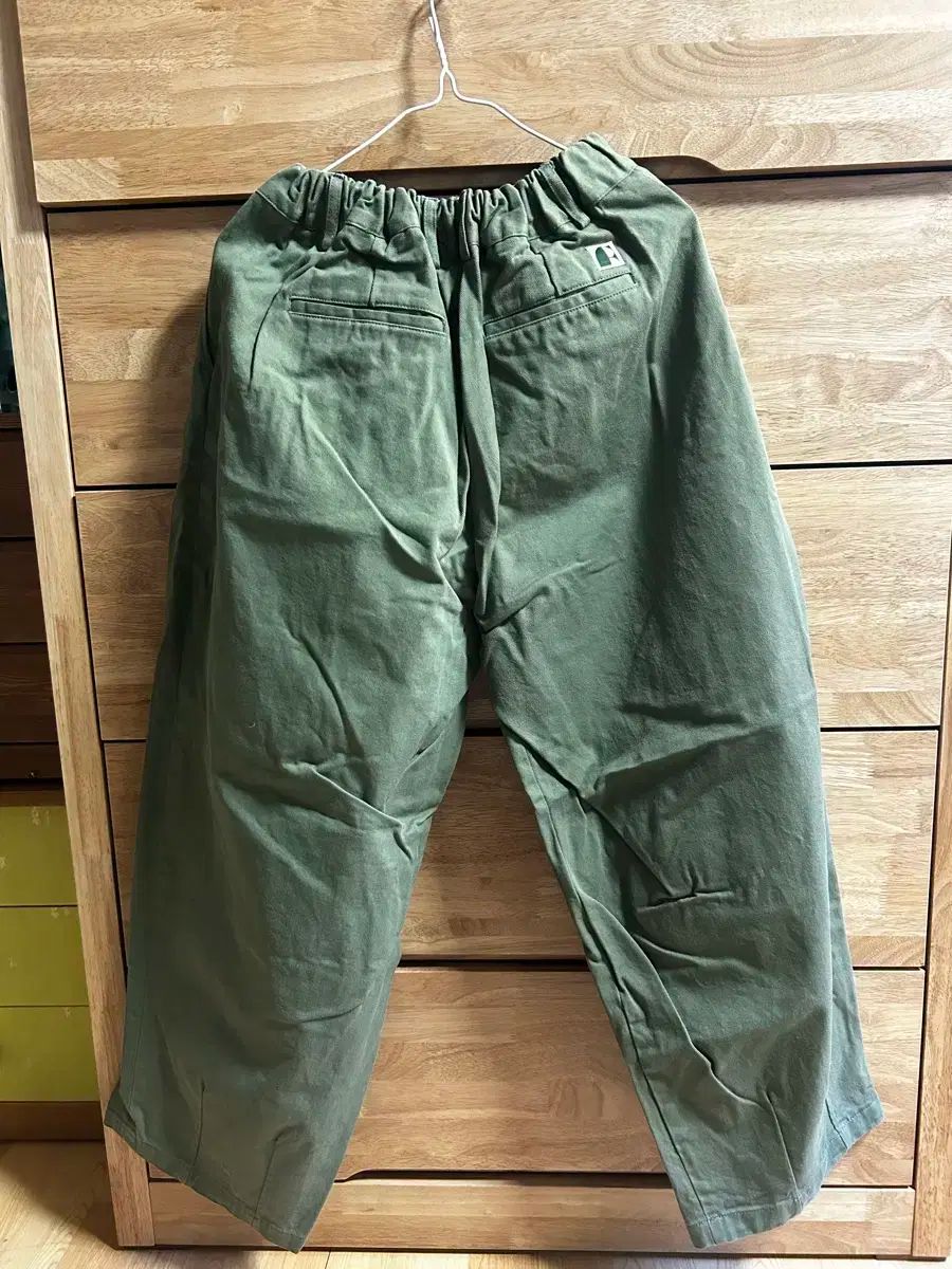 カーキ ズボン