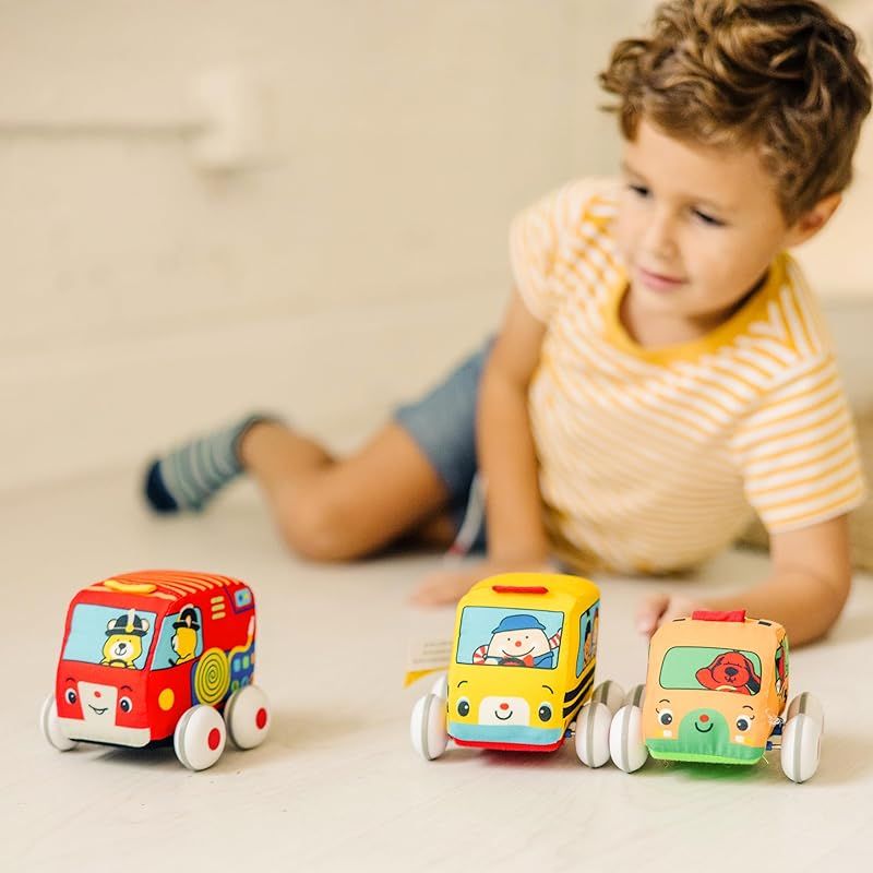 彡Melissa - Doug メリッサ-ダグ K s Kids プルバック式車両セット ソフトな赤ちゃん用おもちゃセット 車4台とトラックとキャリーケース付き プルバックカー ソフト車両おもちゃ 赤ちゃんと幼児向け 1