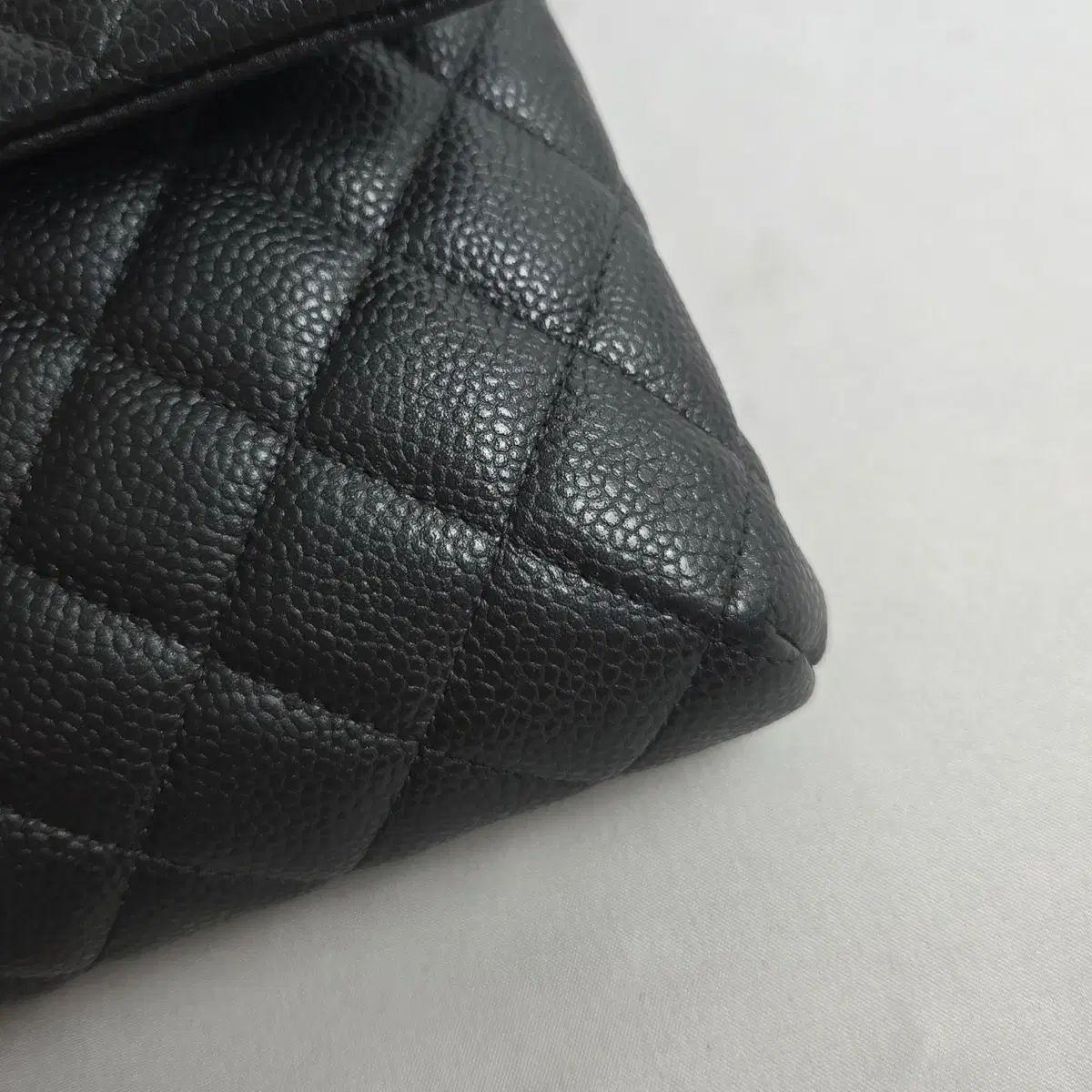 シャネル Classic フラップクラッチバッグ キャビア チャコール ゴールド DECORATOM_COM_BR