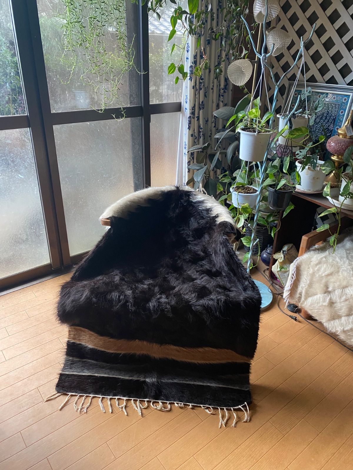 トルコ発卸売 な黒山羊アンゴラヤギ高価なモヘアで織られた手織りの毛布 シイルトバッタニイェ ミフラブ柄 特別毛量の多い1300g越え!これは です 四季を通じて便利 ラグやキャンプ 車にも必需品 ギフトにも最適 エコなシイルトバッタニエ是非おすすめ