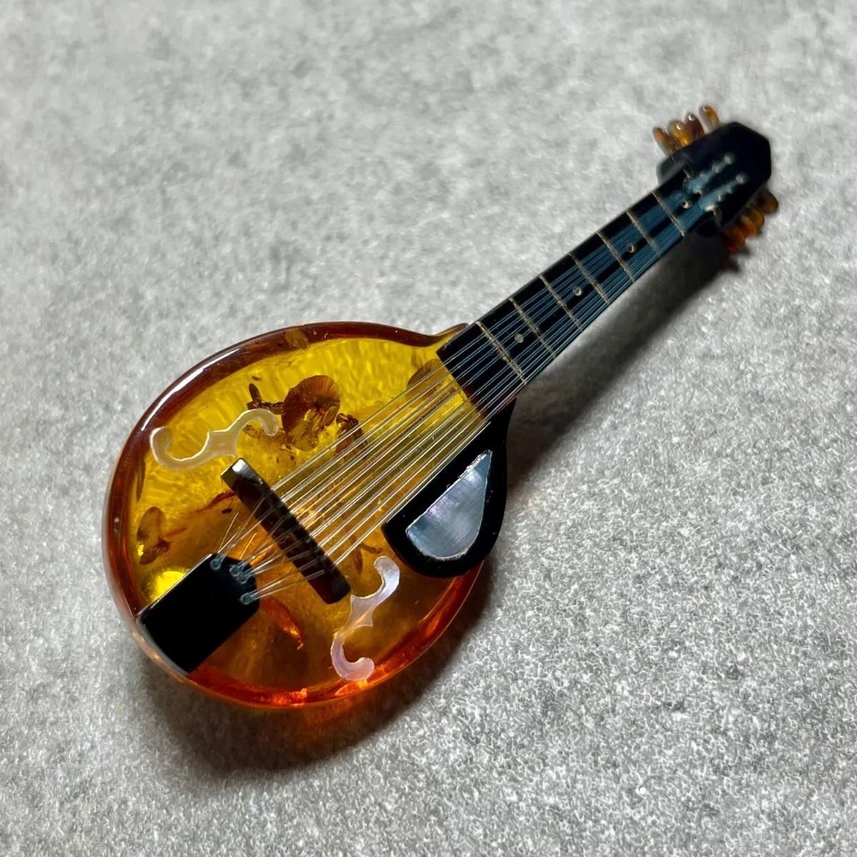 鼈甲 琥珀 マンドリン型 ブローチ 本鼈甲 べっ甲 アンバー 楽器モチーフ ヴィンテージ