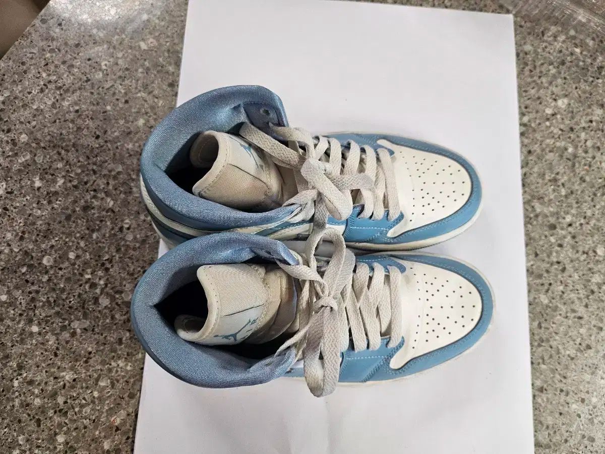 ジョーダン ミッド スニーカー 240