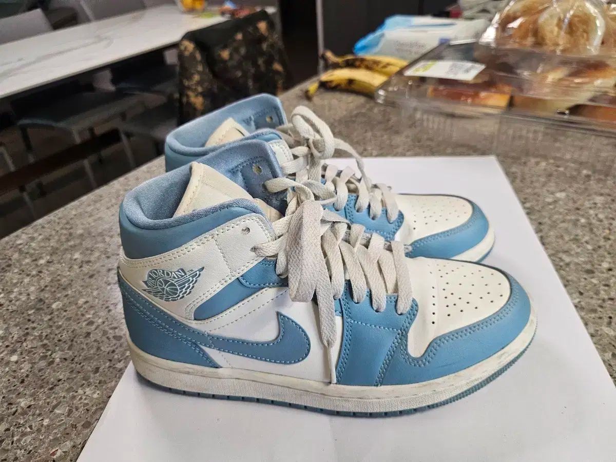 ジョーダン ミッド スニーカー 240