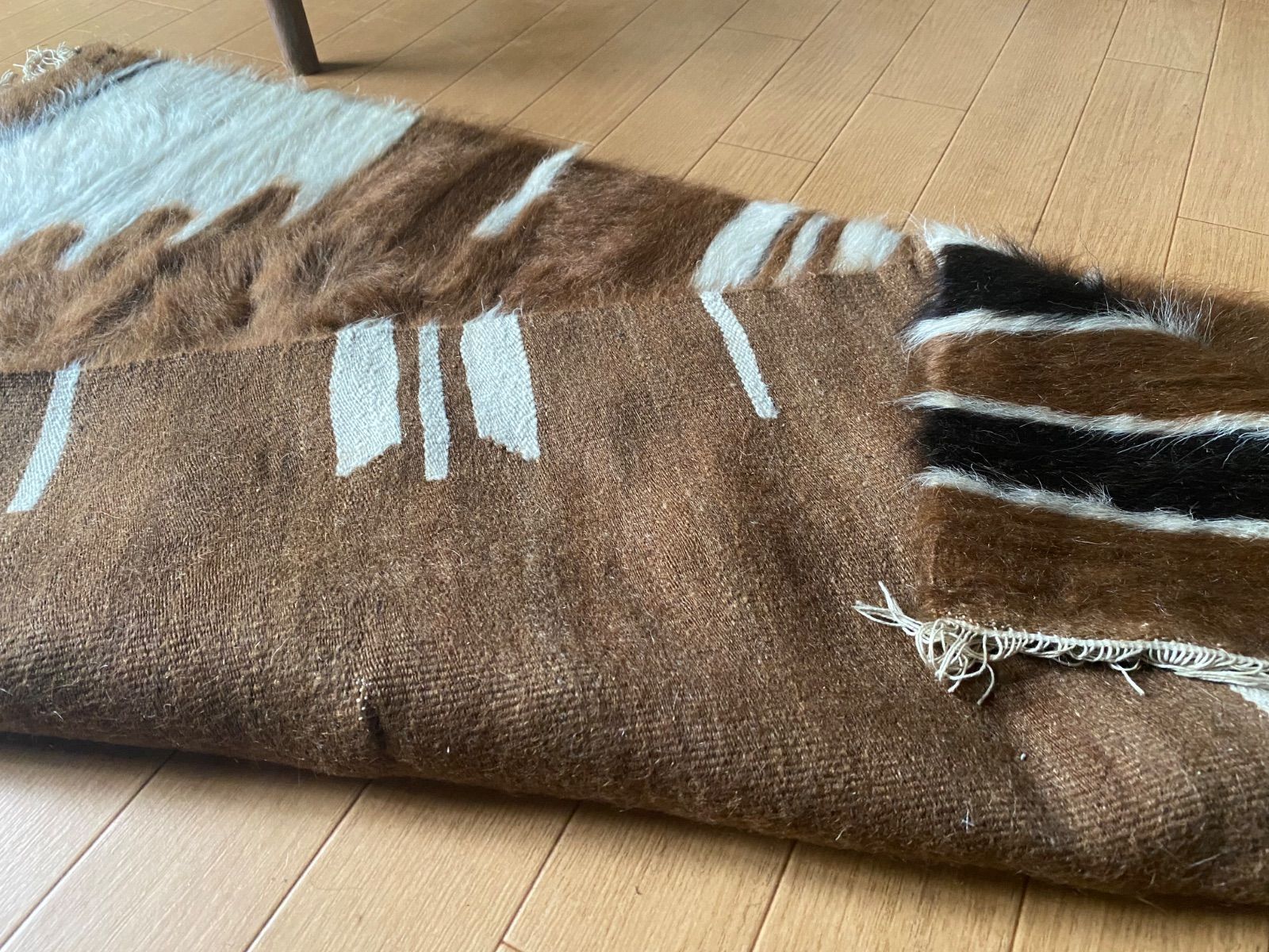 チョコレート色アンゴラヤギの毛で織られた艶々感半端ないシイルトバッタニエ