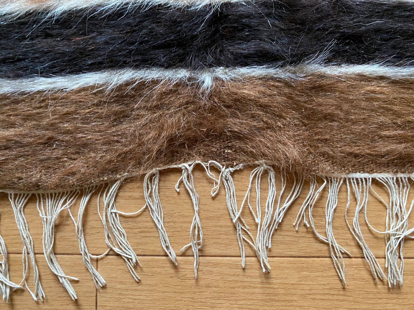 サイドの柄が新しいものにはない柄です チョコレート色アンゴラヤギの毛で織られた艶々感半端ないシイルトバッタニエ