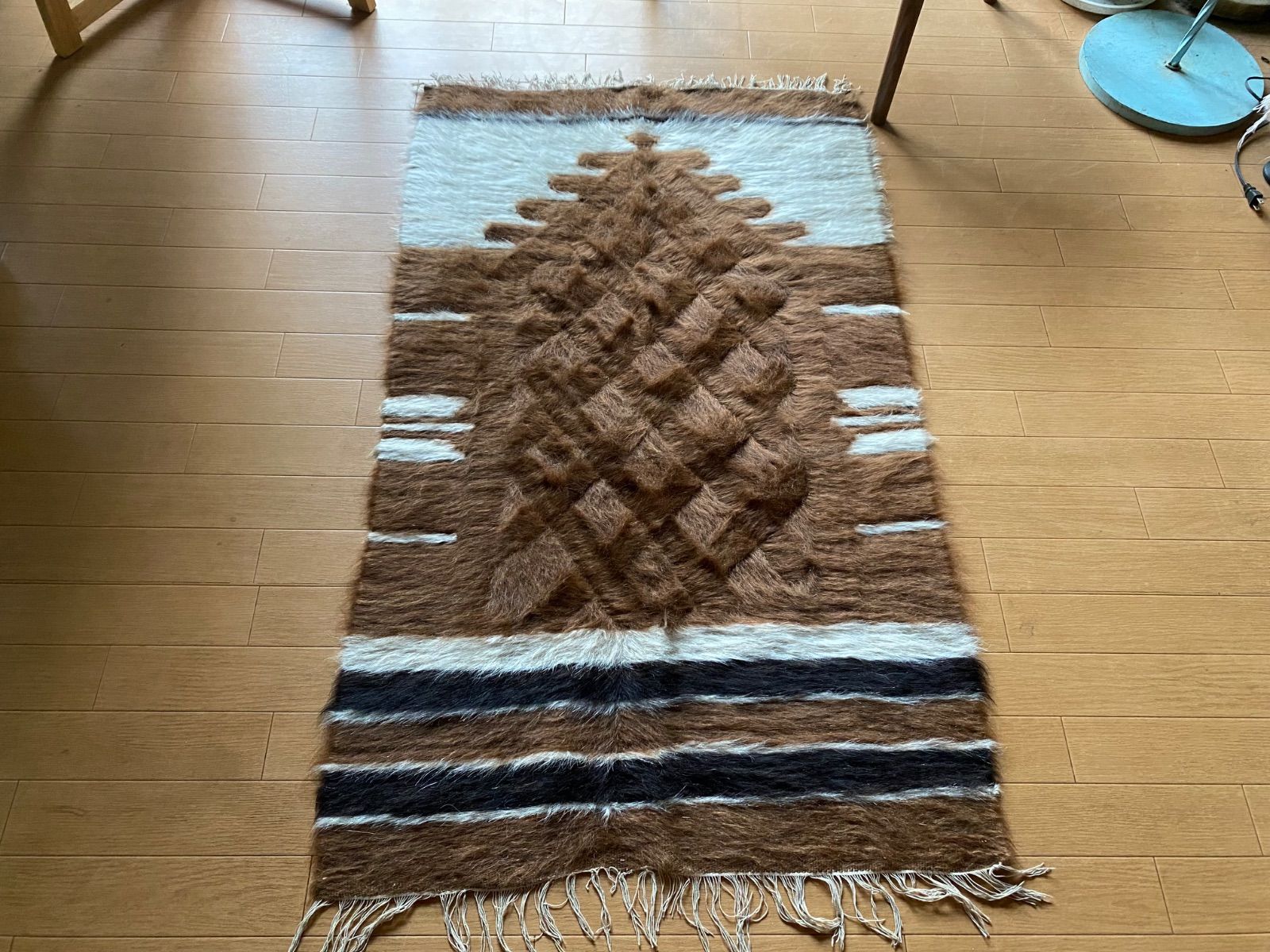 セミアンティークシイルトバッタニイェ サイドの柄が新しいものにはない柄です