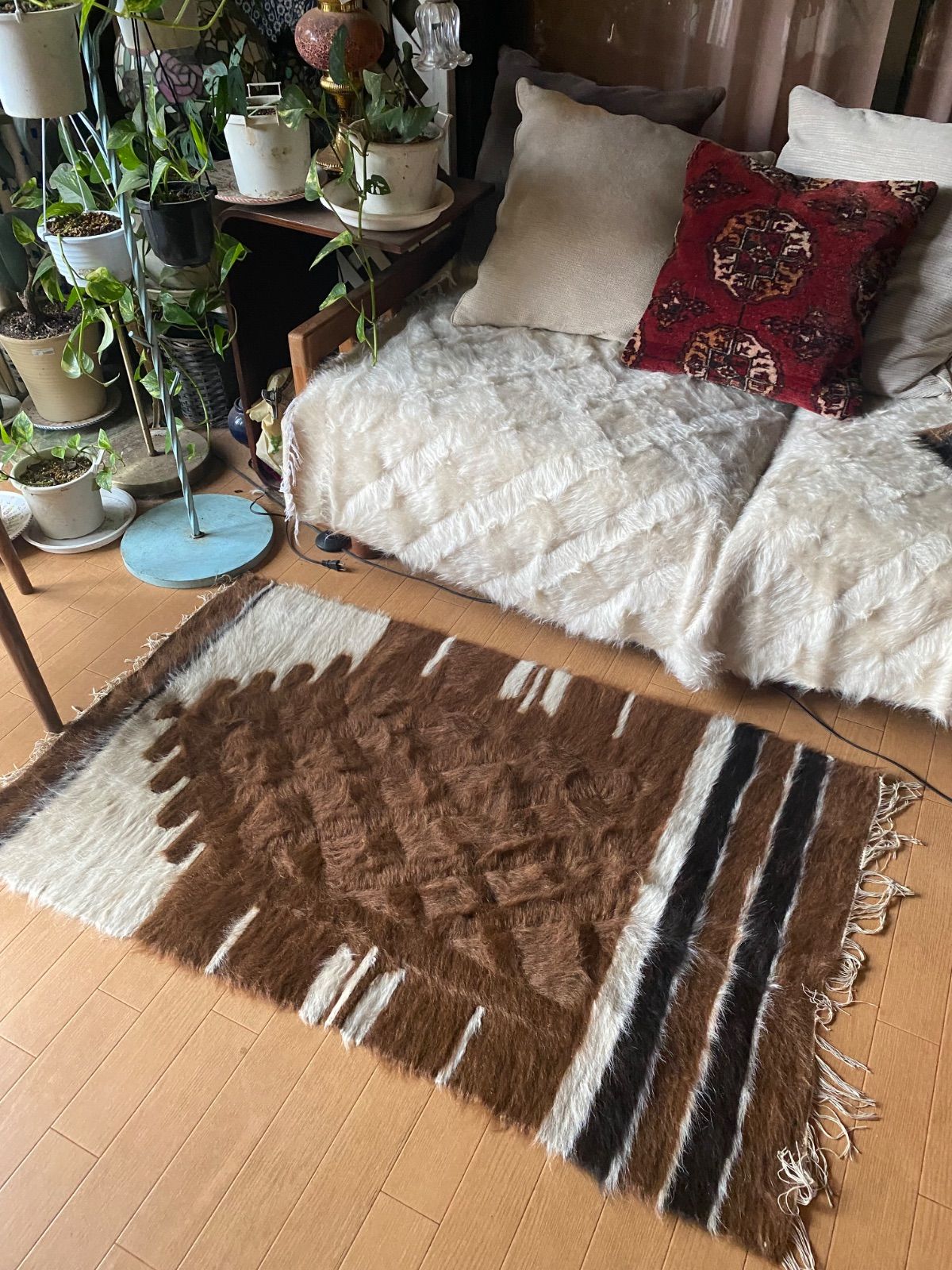 チョコレート色アンゴラヤギの毛で織られた艶々感半端ないシイルトバッタニエ