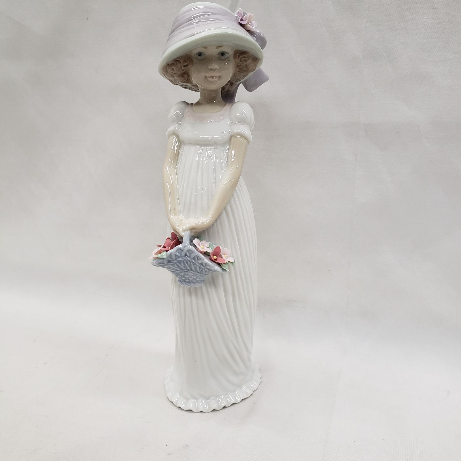 リヤドロ 幼い貴婦人 フィギュリン 8022