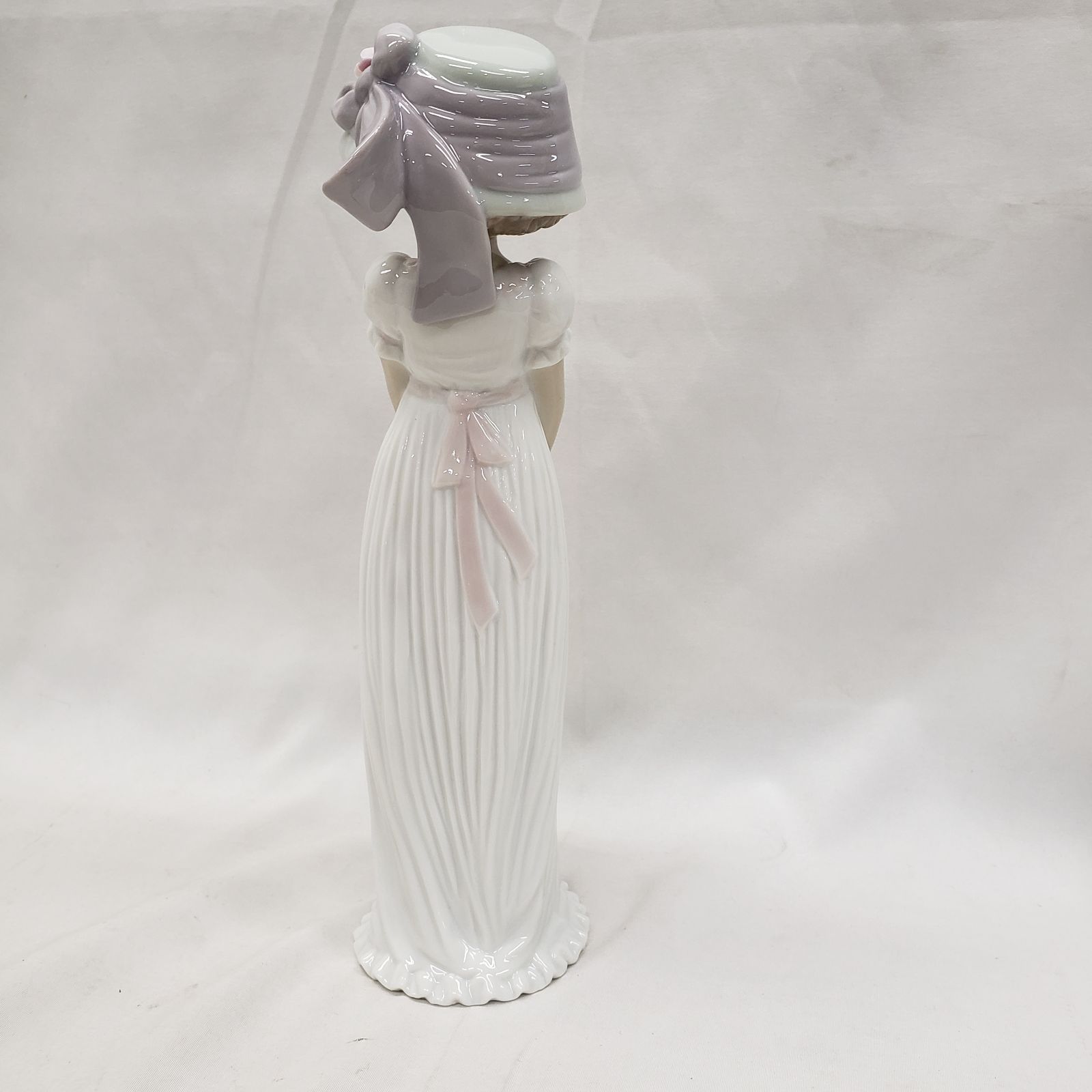 リヤドロ 幼い貴婦人 フィギュリン 8022