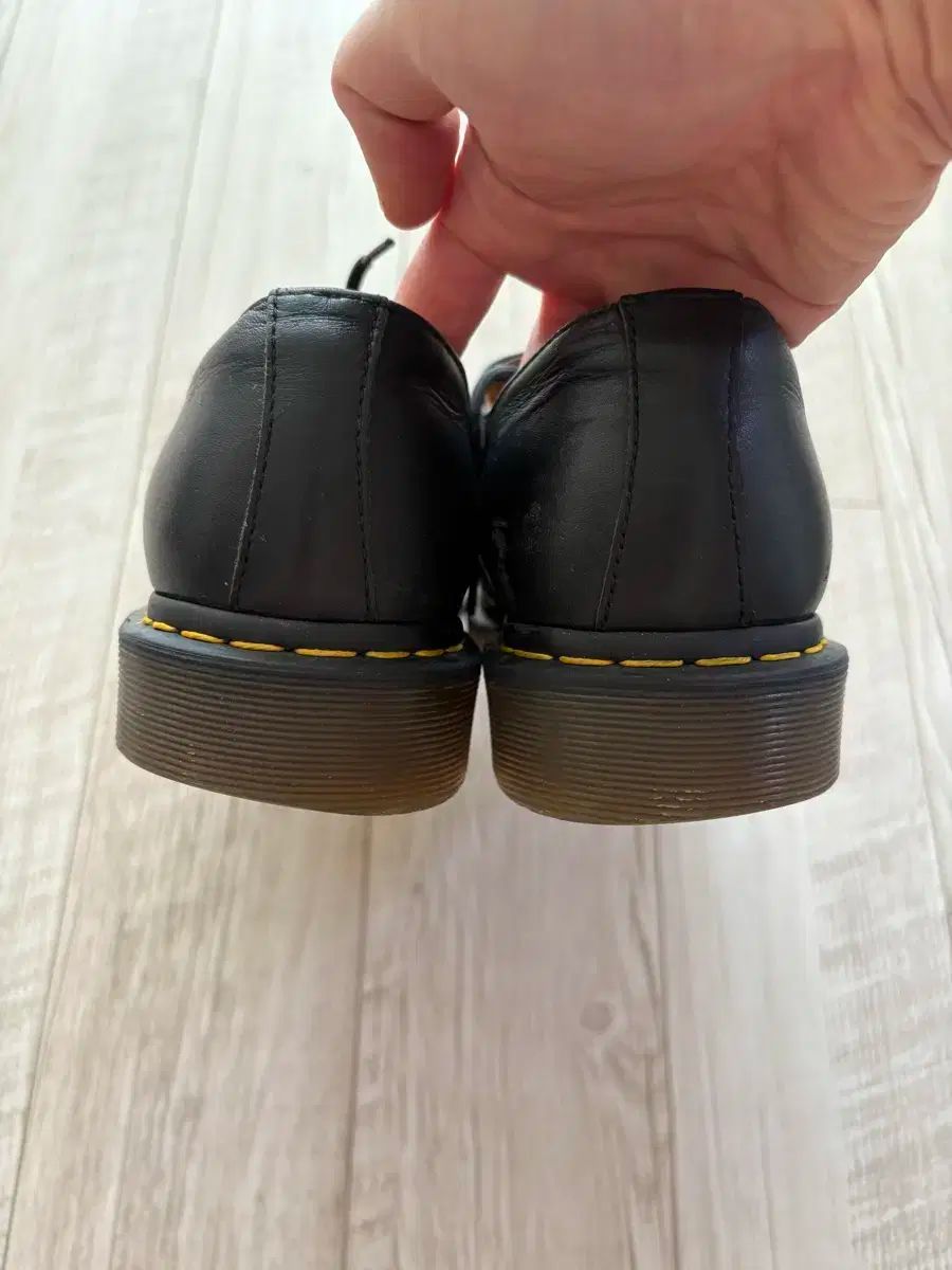 DR MARTENS
