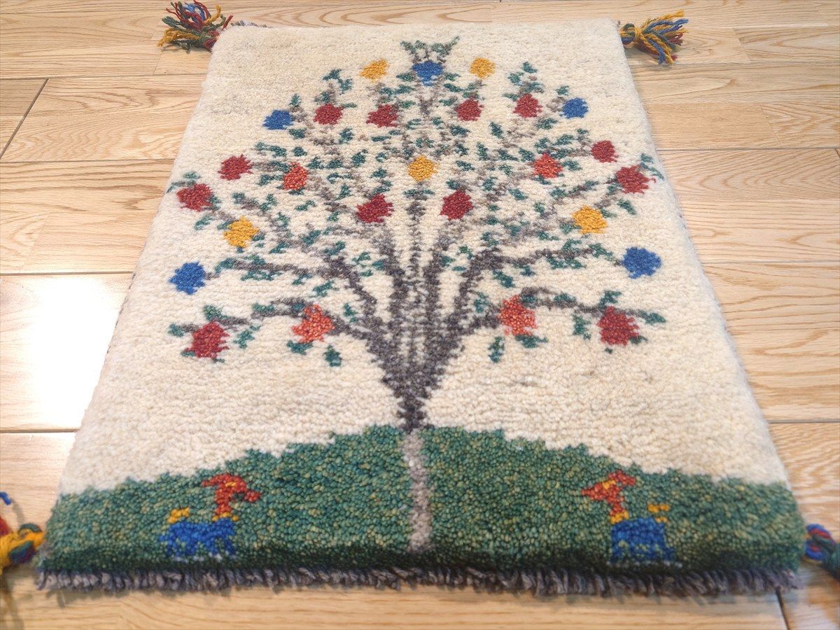 緑色 ザクロの木