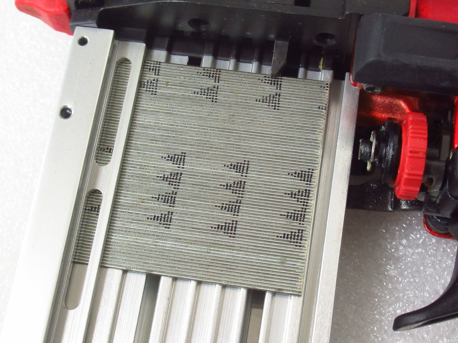 見分けやすい makita 高圧ピンタッカ AF502HP 動作 マキタ エア工具 スカート