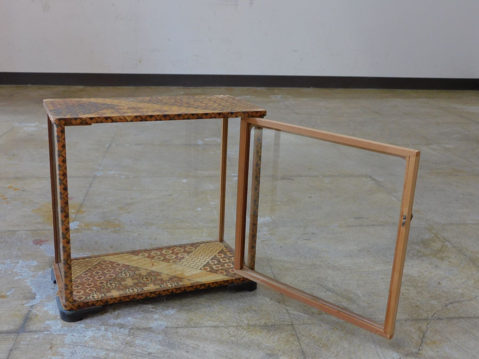 ふるい卓上ショーケース 寄木 HK-a-05667 古道具 アンティーク家具 無垢材 ガラスケース ケビント パンケース NEXPOTALLINN_EU