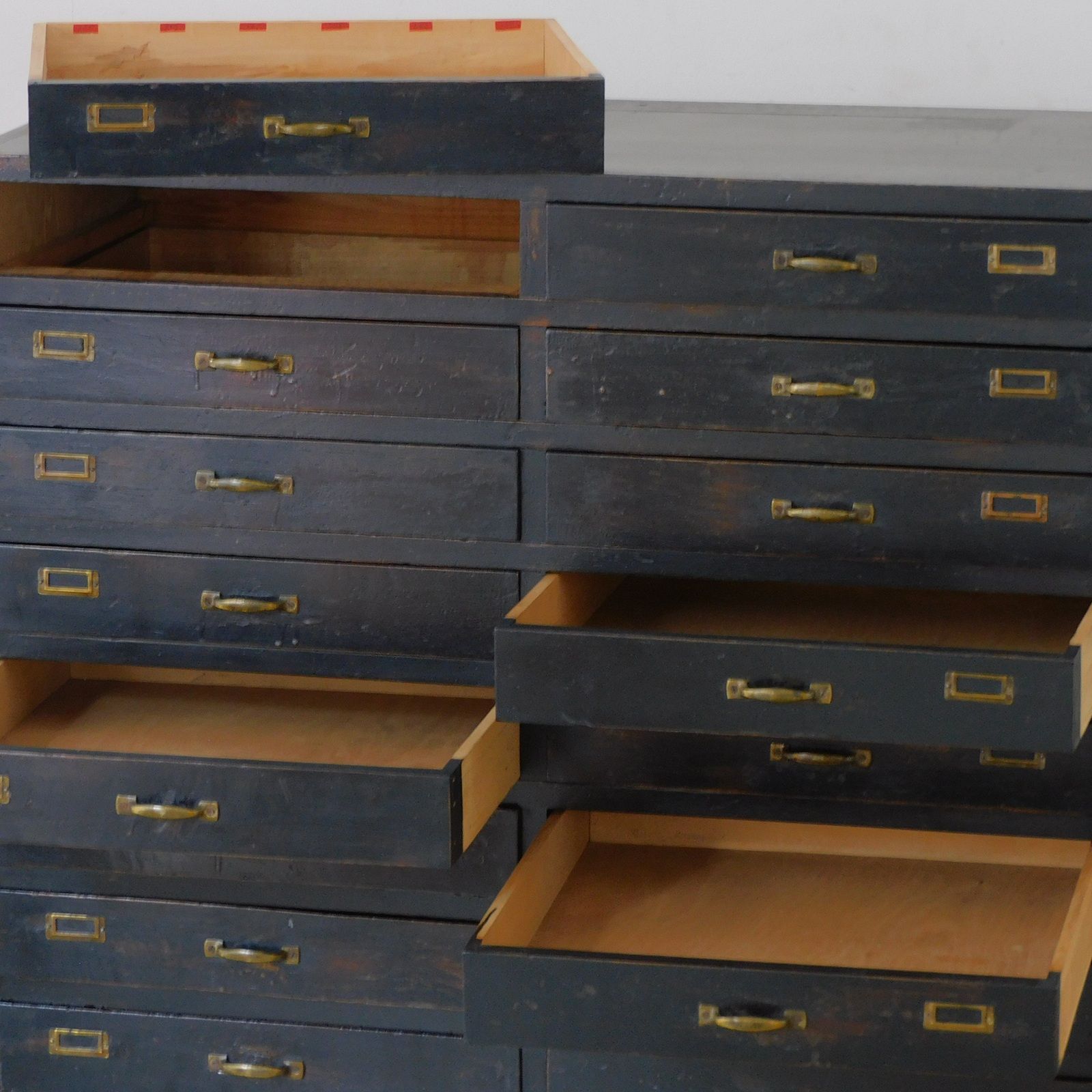 ふるい黒色の引出し 20杯 HK-a-05668 無垢材 パーツボックス ドロワー チェスト 古道具 アンティーク 家具