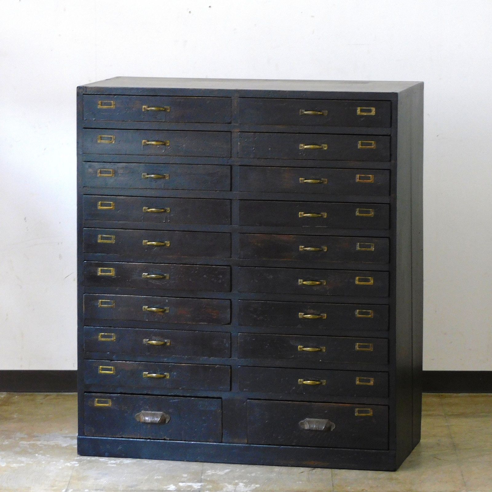 ふるい黒色の引出し 20杯 HK-a-05668 無垢材 パーツボックス ドロワー チェスト 古道具 アンティーク 家具