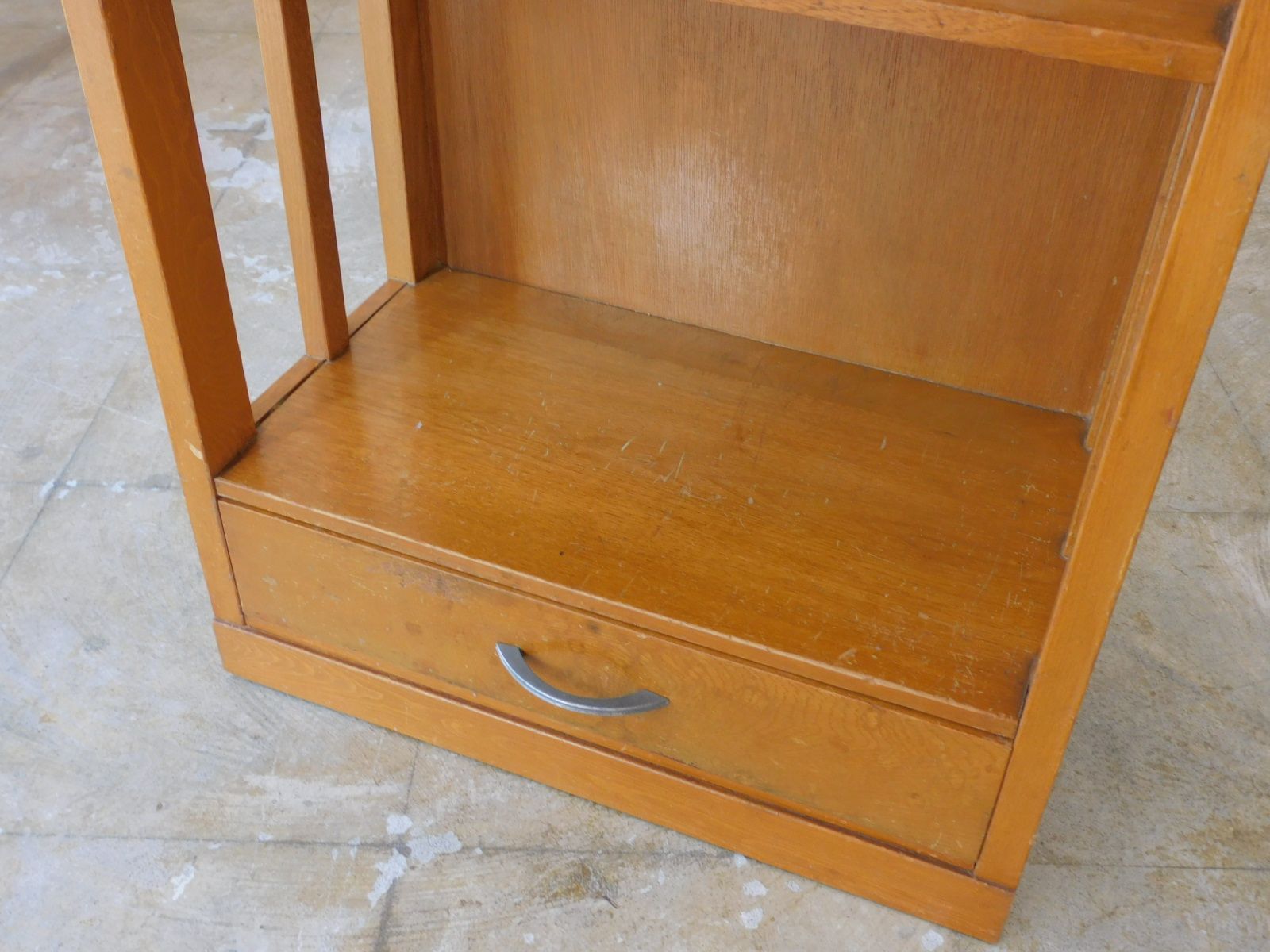 ふるい木味の陳列棚 引出し付き HK-a-05670 木製 無垢材 オープンラック 古道具 本棚 書棚 カフェインテリア MARWIL-DEMENAGEMENTS_CH