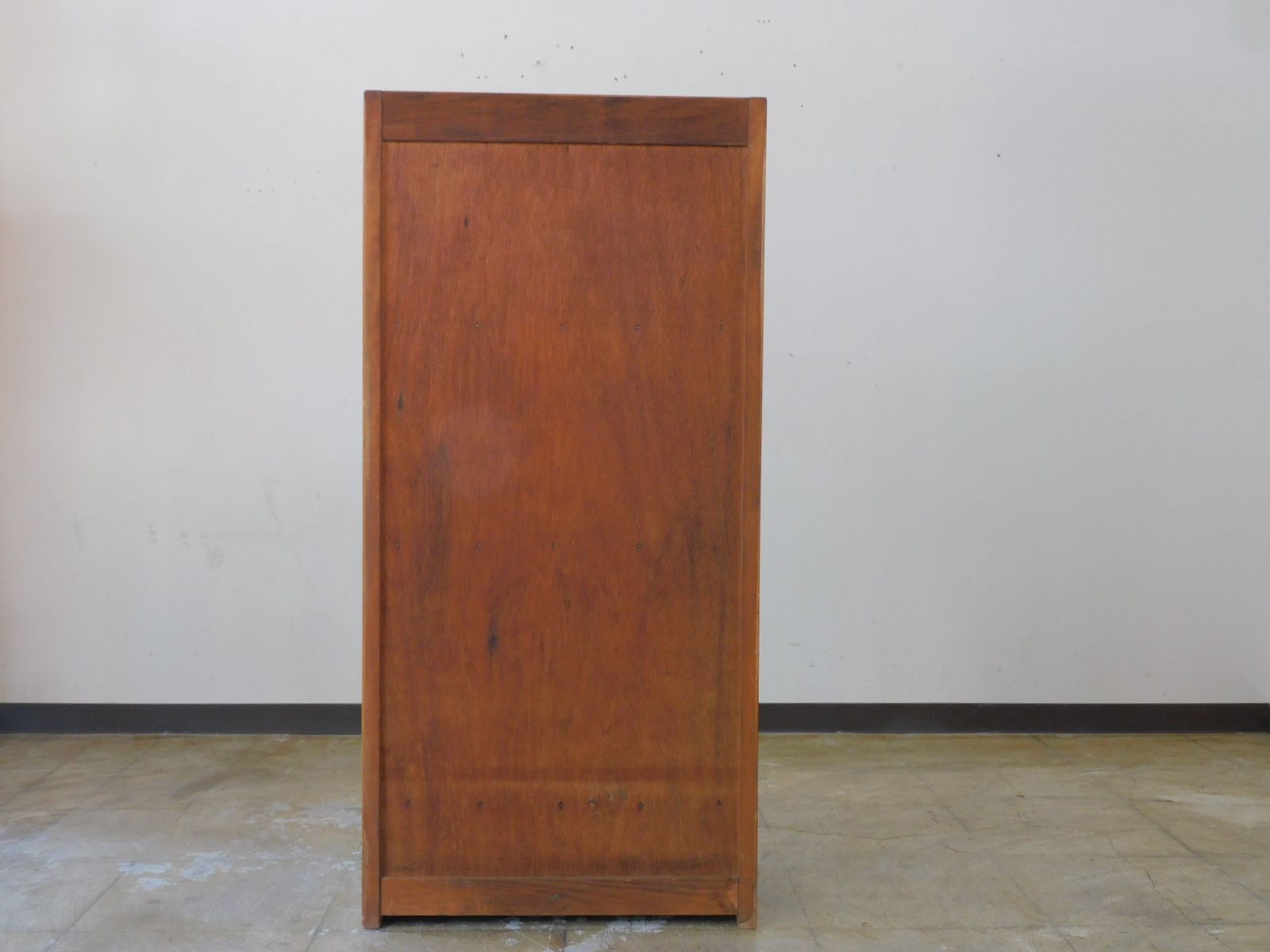 ふるい木味の陳列棚