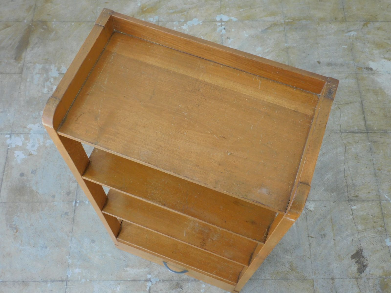 ふるい木味の陳列棚 引出し付き HK-a-05670 木製 無垢材 オープンラック 古道具 本棚 書棚 カフェインテリア