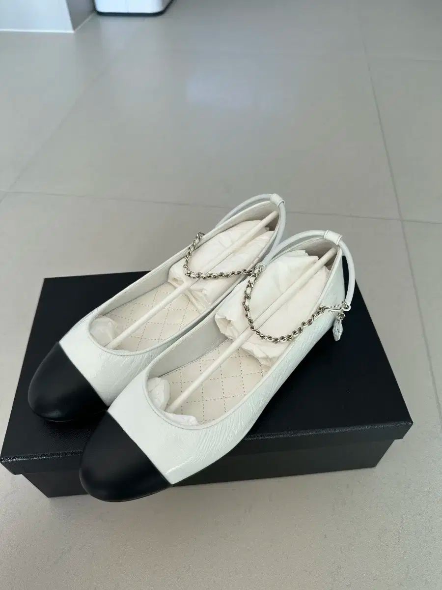 シャネル チェーン ストラップ バレリーナ フラット 白 ブラック