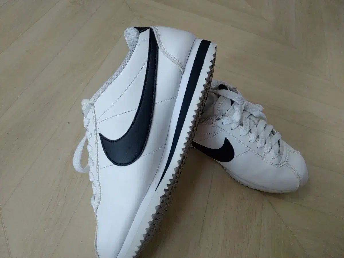  ナイキ コルテッツ 白黒 240 mm フラットシューズ バレエシューズ パンプス