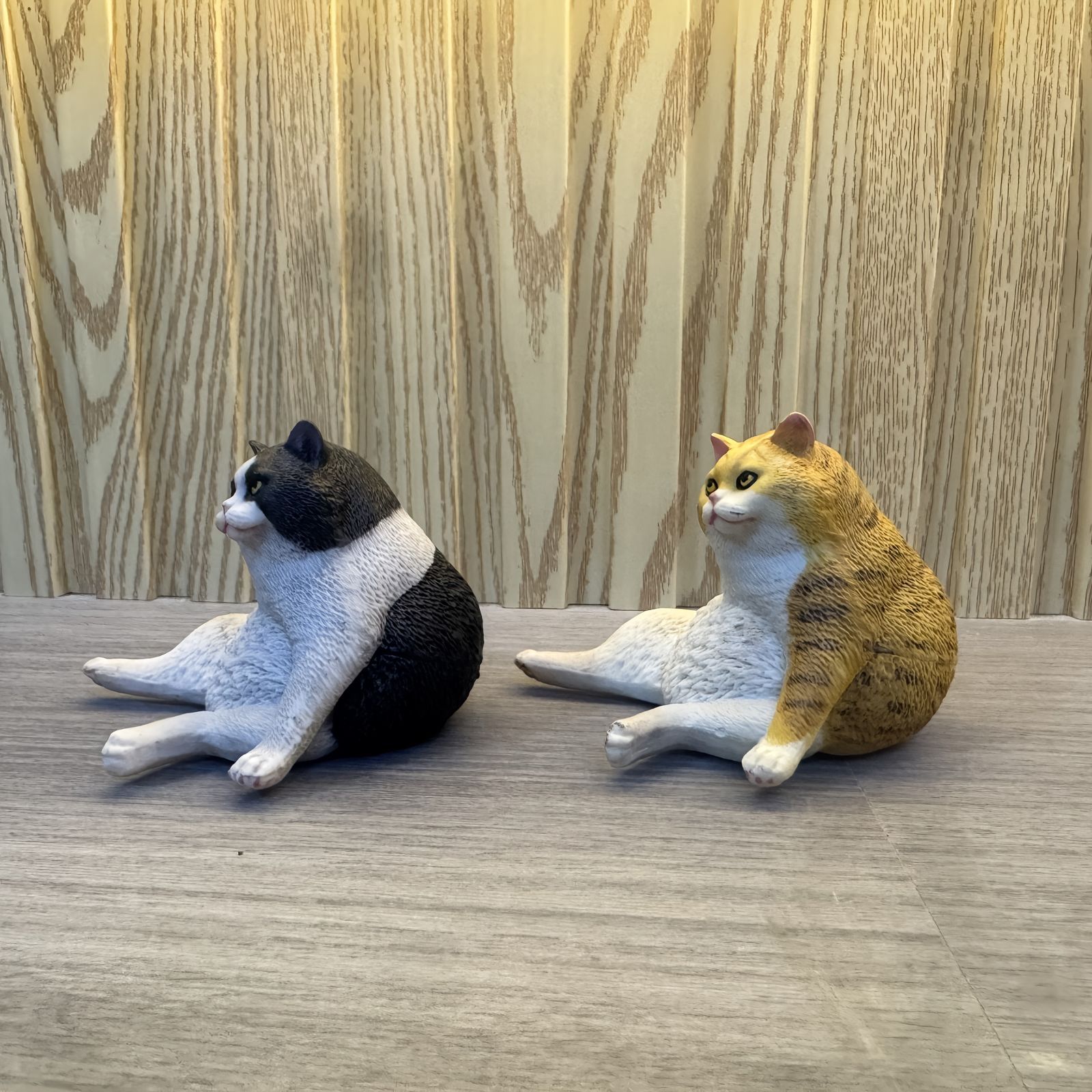 フィギュア ふんぞり返るネコ ハチワレ 白黒 樹脂像 おもしろい 7cm 猫