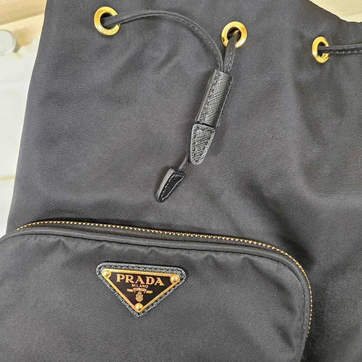 プラダ リナイロン バケットバッグ ブラック DECORATOM_COM_BR